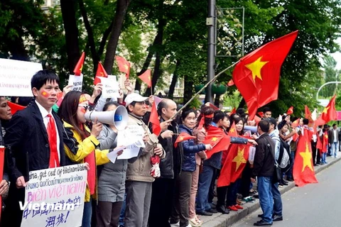 Cộng đồng người Việt ở Ukraine tuần hành phản đối Trung Quốc