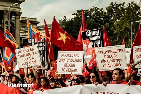Người Việt tại Hungary tuần hành phản đối Trung Quốc