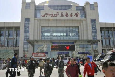 Cảnh sát siết chặt an ninh tại ga tàu hỏa ở Urumqi sau vụ tấn công khủng bố. (Nguồn: Kyodo/TTXVN)