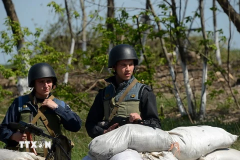 Binh sỹ Ukraine gác tại một chốt kiểm soát cách thành phố Slavyansk khoảng 30km ngày 27/4. (Nguồn: AFP/TTXVN)