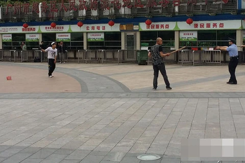Cảnh sát Trung Quốc bắn chết đối tượng đâm chém trên đường