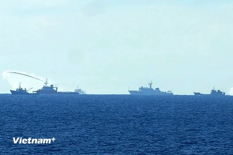 Tàu Trung Quốc hoạt động trái phép trên vùng biển Việt Nam liên tiếp sử dụng vòi rồng phun nước về phía tàu chấp pháp Việt Nam. (Ảnh: Sơn Bách/Vietnam+)