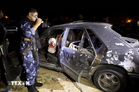 Chiếc xe bị phá hủy sau vụ không kích của Israel vào thị trấn Beit Lahia. (Nguồn: AFP/TTXVN)