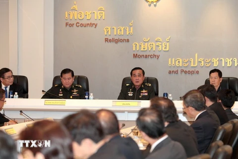 Tướng Prayuth Chan-ocha (thứ 2 phải) trong cuộc gặp với các đại sứ Thái Lan ở thủ đô Bangkok ngày 11/6. (Nguồn: THX/TTXVN)