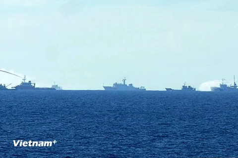 Tàu Trung Quốc hoạt động trái phép trên vùng biển Việt Nam liên tục dùng vòi rồng phun nước về phía tàu chấp pháp của Việt Nam. (Ảnh: Sơn Bách/Vietnam+)
