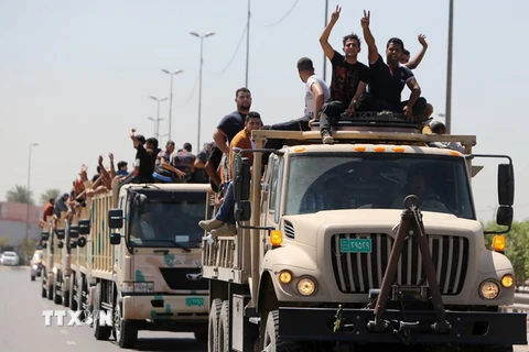 Xe chở lực lượng tình nguyện Iraq rời trung tâm tuyển quân ở Baghdad ngày 15/6. (Nguồn: AFP/TTXVN)