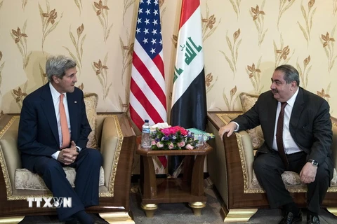 Ngoại trưởng Iraq Hoshyar Zebari (phải) hội đàm với Ngoại trưởng Mỹ John Kerry (trái) tại Baghdad ngày 23/6. (Nguồn: AFP/TTXVN)