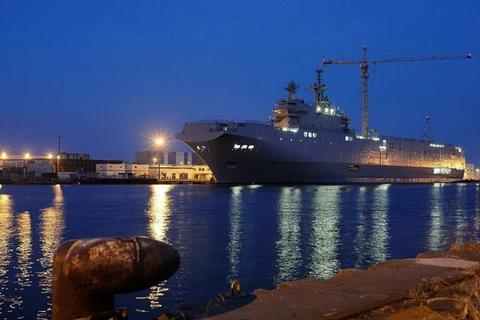 Tàu chiến Vladivostok, tàu đổ bộ lớp Mistral được Nga đặt hàng tại Nhà máy đóng tàu STX Pháp, vào ngày 23/6 tại Saint-Nazaire. (Nguồn: AFP)