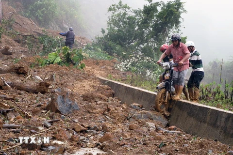 Tây Nguyên đề phòng lũ quét, Biển Đông có lốc xoáy