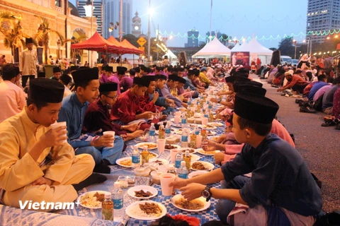 [Photo] Bữa xả chay trong Lễ hội Ramadan Malaysia 2014