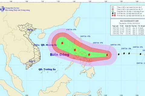 Bão Rammasun hoạt động mạnh ở Biển Đông, Hà Nội mưa dông