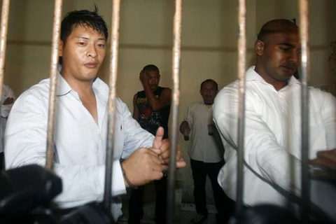 Cảnh sát Indonesia tạo dáng chụp ảnh với hai tù nhân Australia