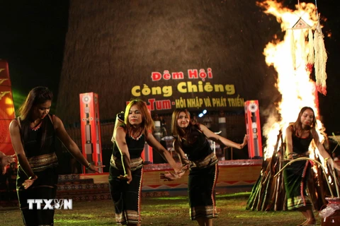 [Photo] Rộn ràng điệu múa truyền thống trong Đêm hội cồng chiêng