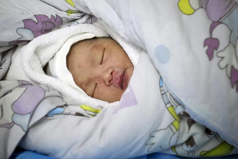 Trung Quốc phát hiện em bé sơ sinh bị bỏ rơi trong thùng rác