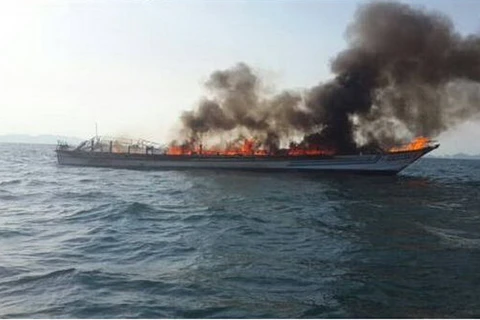 [Photo] Tàu du lịch Thái Lan chở hơn 100 người bốc cháy dữ dội