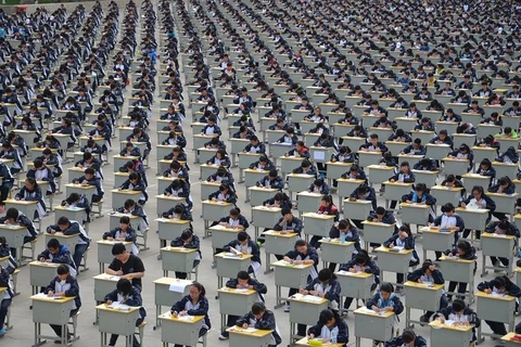 [Photo] Choáng ngợp cảnh 1.700 học sinh làm bài thi giữa sân trường 