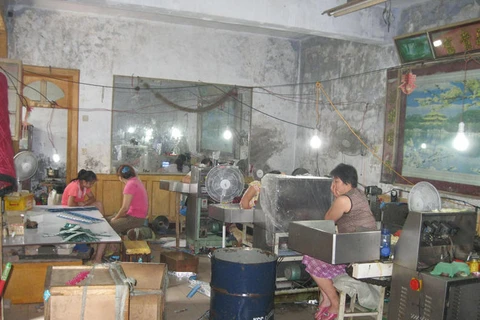 [Photo] "Đột nhập" xưởng sản xuất bao cao su giả ở Trung Quốc