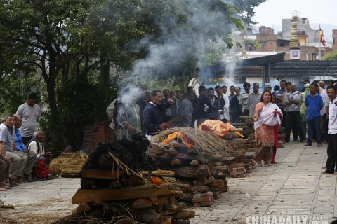 [Photo] Tràn ngập cảnh thiêu nạn nhân của vụ động đất kinh hoàng 