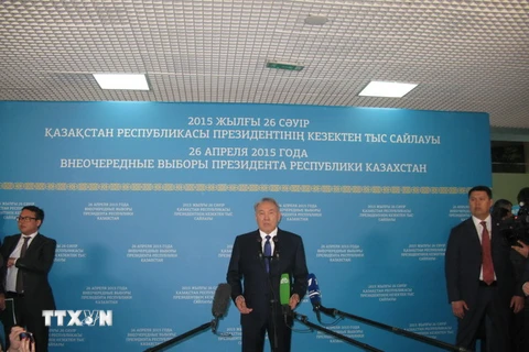 Tổng thống Kazakhstan giành chiến thắng thuyết phục trước thời hạn
