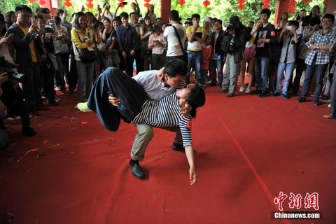 [Photo] Muôn vàn kiểu "khóa môi" trong cuộc thi hôn ở Trung Quốc