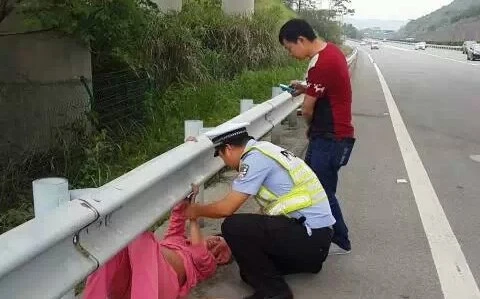 [Photo] Cảnh sát giao thông đỡ đẻ cho thai phụ ngay trên xe