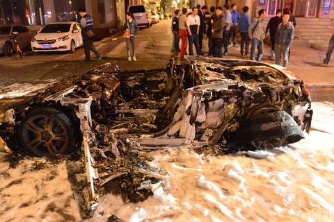 [Photo] Siêu xe Lamborghini bất ngờ bốc cháy ngay trên đường 