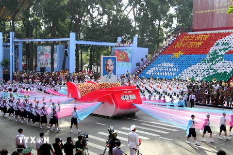 Trưng bày tranh Chủ tịch Hồ Chí Minh kết từ hàng vạn bông sen