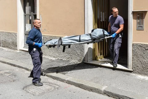 Cảnh sát đưa xác ông Vargiu, đã chết 7 năm trước, ra khỏi nhà. (Nguồn: Il XIX Secolo)