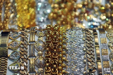 Đồ trang sức vàng được bày bán ở Jakarta, Indonesia. (Nguồn: AFP/TTXVN)