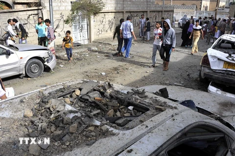 Những căn nhà bị phá hủy trong các cuộc không kích của liên quân xuống một khu vực dân cư ở thủ đô Sanaa. (Nguồn: THX/TTXVN)