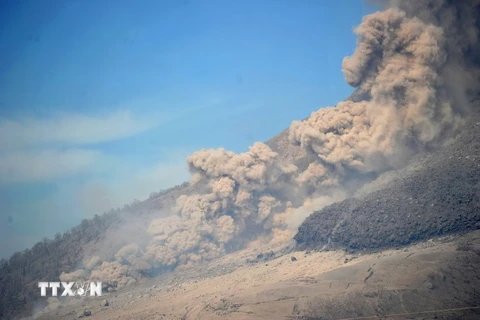 Núi lửa Sinabung nhả khói và phun nham thạch hồi năm 2014. (Nguồn: AFP/TTXVN)