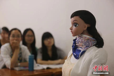 [Photo] Cô giáo robot xinh đẹp xuất hiện trên giảng đường đại học