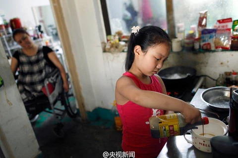 [Photo] Câu chuyện xúc động của bé gái biết làm việc nhà từ 3 tuổi