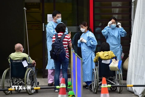Nhân viên y tế làm việc ở trung tâm y tế Samsung ở Seoul ngày 8/6. (Nguồn: AFP/TTXVN)