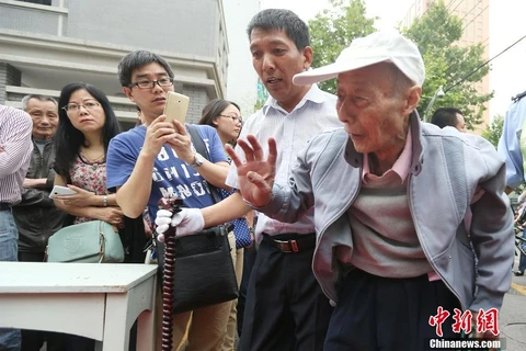 [Photo] Cụ ông 86 tuổi háo hức đi thi đại học trong 15 năm liên tục