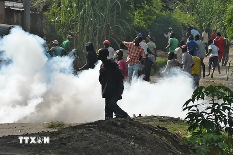 Biểu tình bạo động phản đối Tổng thống ở thủ đô Bujumbura ngày 2/6. (Nguồn: AFP/TTXVN)