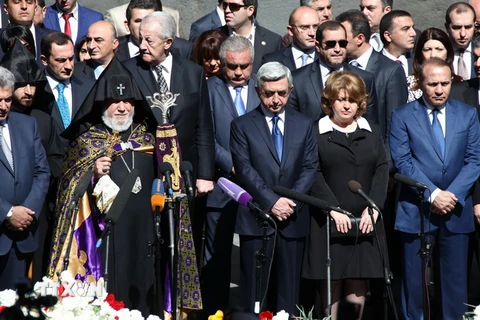 Tổng thống Armenia Serzh Sargsyan (giữa, hàng trước) tham gia lễ tưởng niệm 99 năm xảy ra vụ thảm sát người Armenia tại thủ đô Yerevan hồi năm 2014. (Nguồn: THX/TTXVN)