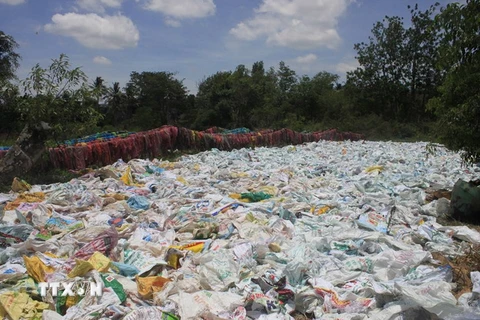 Cơ sở tái chế bao bì, nilon gây ô nhiễm môi trường khu dân cư. (Ảnh: Phạm Cường/TTXVN)