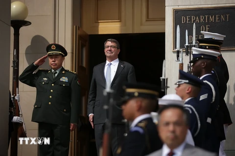 Bộ trưởng Quốc phòng Mỹ Ashton Carter (giữa) đã tiếp Phó Chủ tịch Quân ủy Trung ương Trung Quốc Phạm Trường Long (trái). (Nguồn: AFP/TTXVN)