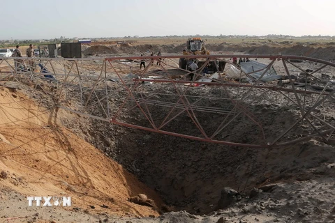 Một hố bom sau vụ không kích của Israel xuống Rafah, phía nam Dải Gaza. (Nguồn: AFP/TTXVN)