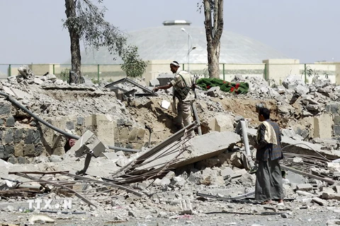 Cảnh đổ nát sau các cuộc không kích của liên quân tại khu vực phía Bắc thủ đô Sanaa ngày 31/5. (Nguồn: AFP/TTXVN)