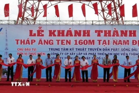 Lãnh đạo Đài Truyền hình Việt Nam và Ủy ban Nhân dân tỉnh Nam Định cắt băng khánh thành tháp ăng ten của Đài Truyền hình Việt Nam tại Nam Định. (Ảnh: Văn Đạt/TTXVN)