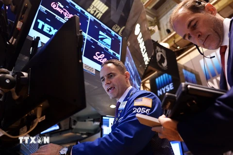 Các nhà đầu tư tại thị trường chứng khoán New York. (Nguồn: AFP/TTXVN)