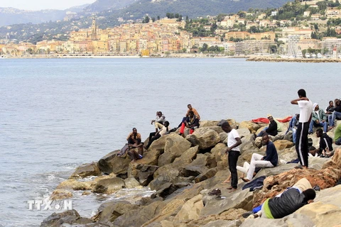 Người di cư tại bờ biển Ventimiglia, Italy ngày 14/6. (Nguồn: AFP/TTXVN)
