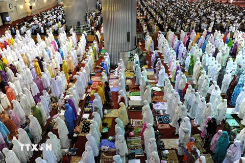 Các tín đồ Hồi giáo Indonesia cầu nguyện tại Nhà thờ Hồi giáo Istiqlal ở thủ đô Jakarta trong tháng lễ Ramadan.(Nguồn: THX/TTXVN)
