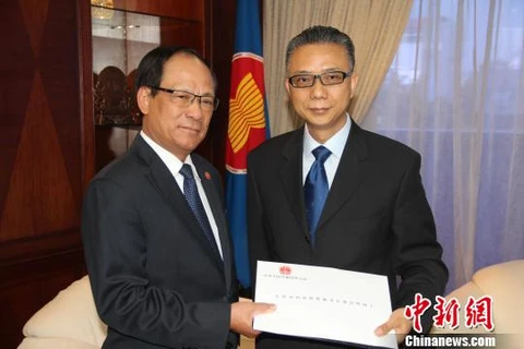 Đại sứ Trung Quốc tại ASEAN Từ Bộ trình thư ủy nhiệm lên Tổng Thư ký ASEAN Lê Lương Minh. (Nguồn: chinanews.com)
