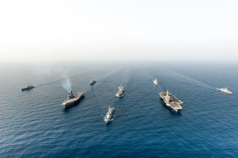 Tàu chiến Ấn Độ và Pháp tại cuộc tập trận chung mang tên “Varuna.” (Nguồn: ambafrance-in.org)