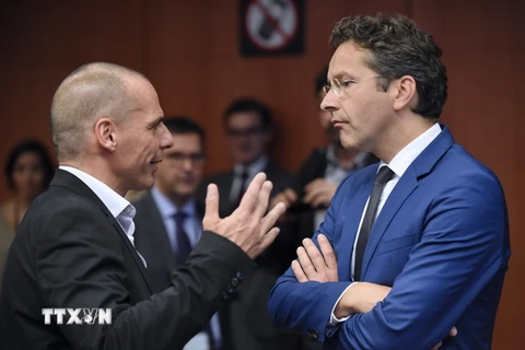 Bộ trưởng Tài chính Hy Lạp Yanis Varoufakis (trái) và Chủ tịch Eurogroup Jeroen Dijsselbloem trước cuộc họp ngày 11/5. (Nguồn: AFP/TTXVN)