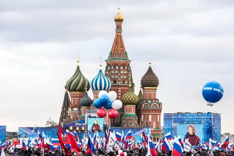 Người dân Nga vui mừng trước sự kiện ký hiệp ước về sáp nhập Cộng hòa tự trị Crimea vào Liên bang Nga, tại quảng trường Đỏ ở Moskva ngày 18/3/2014. (Nguồn: AFP/TTXVN)