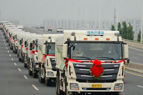 Những chiếc xe tải được trang trí hoa tươi. (Nguồn: chinadaily)
